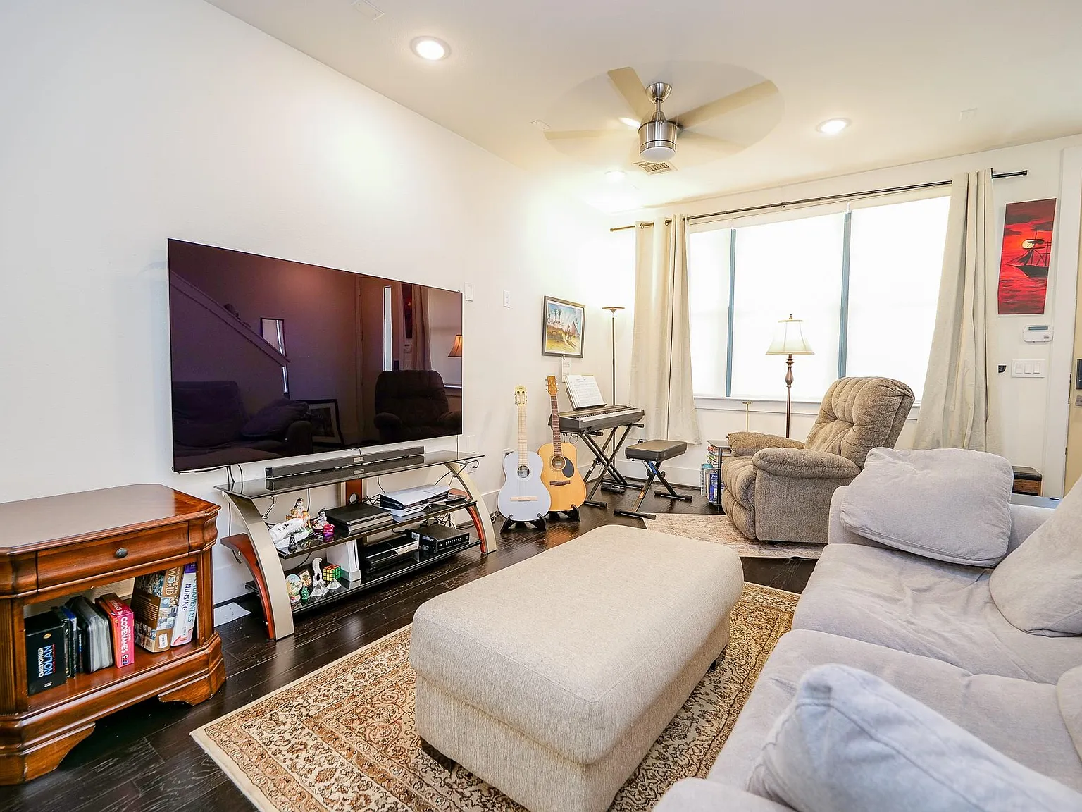 2 bed, 2.5 bath, 931 sqft, $2,600 — Photo 2