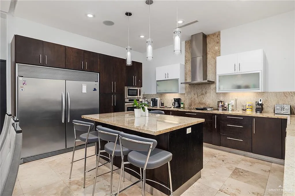 3 bed, 3.5 bath, 2626 sqft, $2,300 — Photo 3
