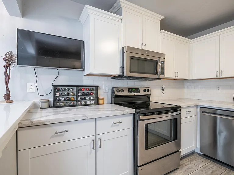 717 E Palmaire Ave — Photo 7
