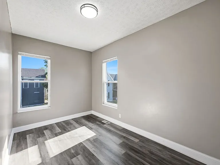 387 Saint Clair Ave — Photo 11