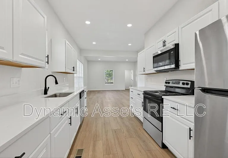 542 E 23rd St — Photo 11