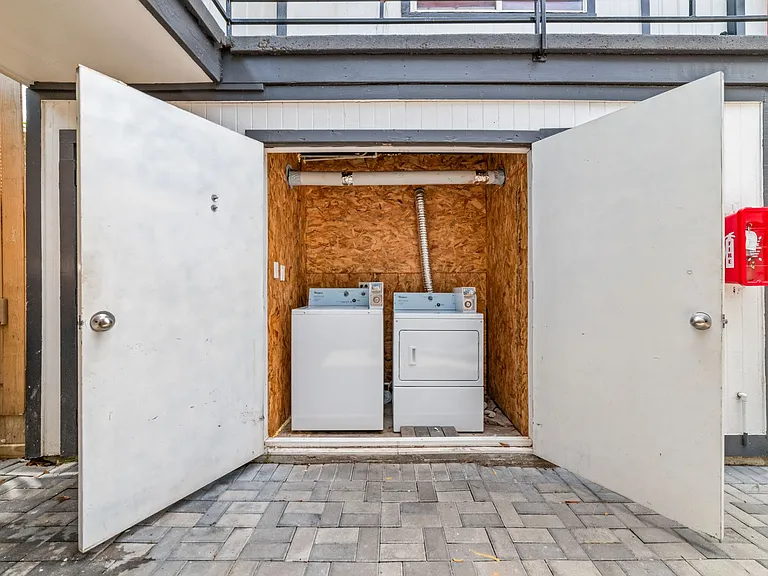 1424 Marshall — Photo 34