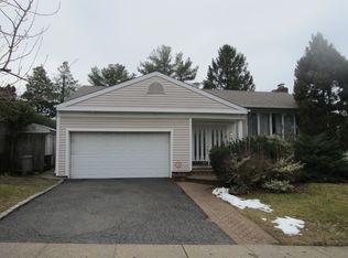 52 Netto Ln, Plainview, NY 11803