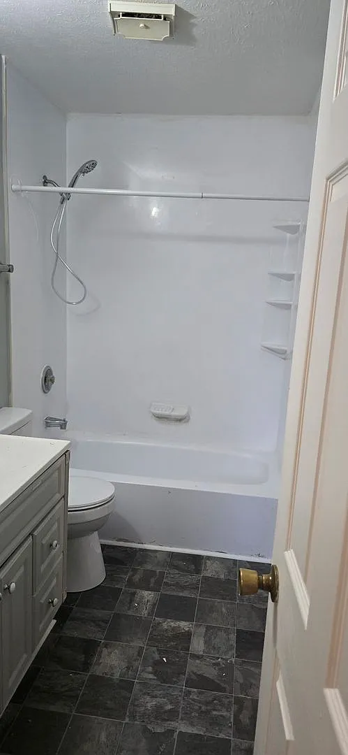 June Move-In-Special 1st Month Rent $1000 3bed/ 1.5 Ba Duplex — Photo 4