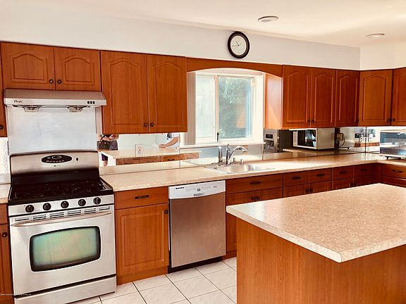 5th image of 46 Monterey Ave