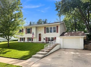 2251 Graham Cir, Dubuque, IA 52002
