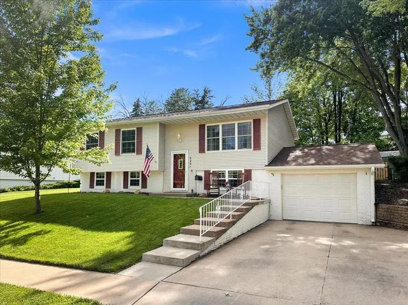 2251 Graham Cir, Dubuque, IA 52002