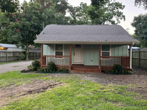 6579 Howe St, Groves, TX 77619