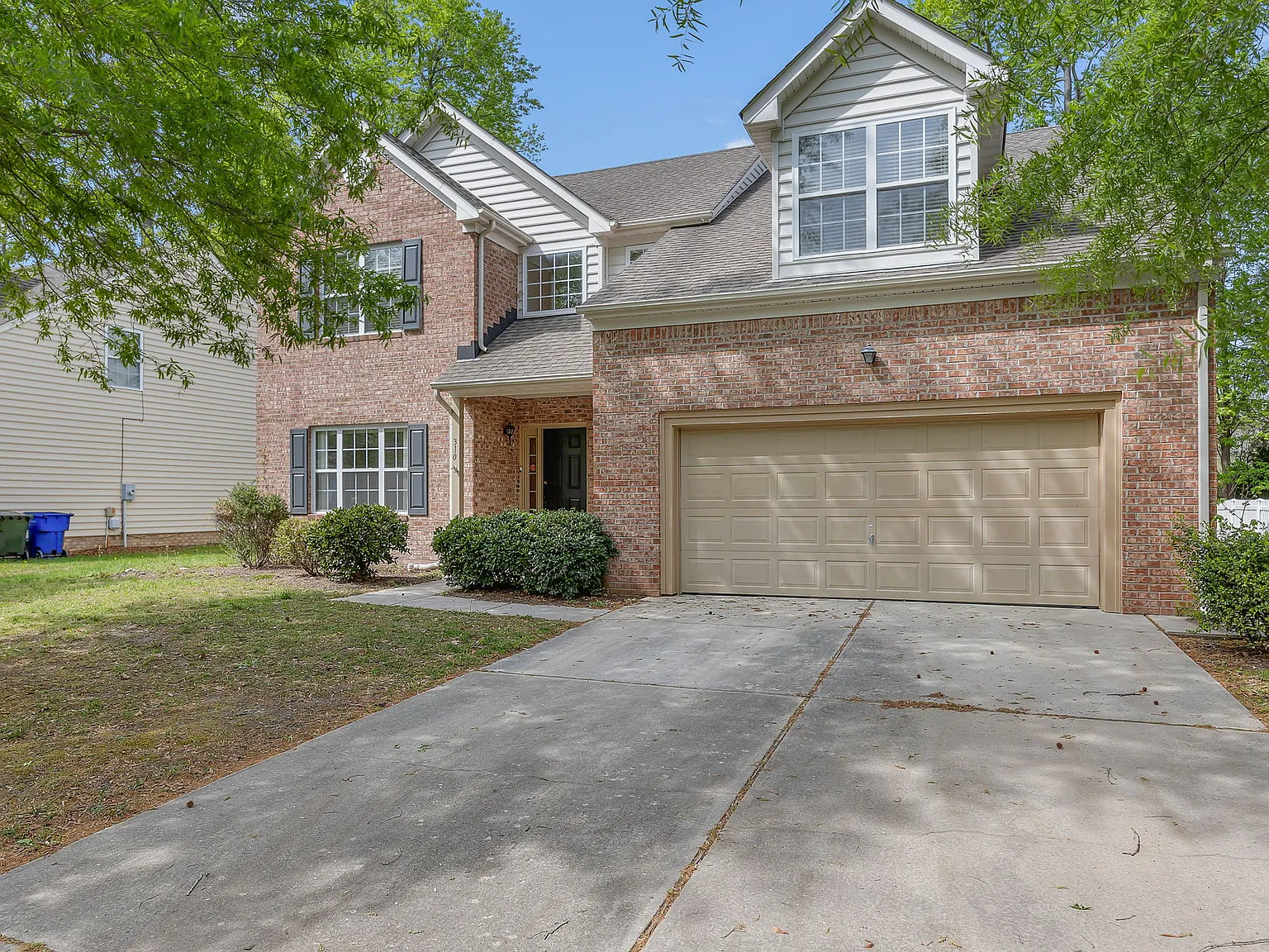 4 bed, 2.5 bath, 2693 sqft, $3,000 — Photo 1