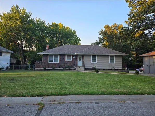2309 NW London Dr, Blue Springs, MO 64015