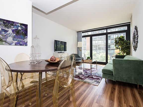 Navona 2BR Up A Living Area