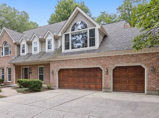 1540 W Wiesbrook Rd, Wheaton, IL 60189