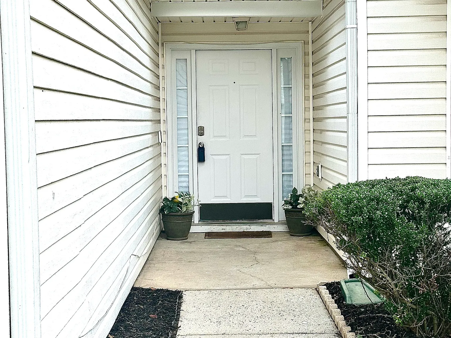 3 bed, 2.0 bath, 2200 sqft, $2,150 — Photo 2