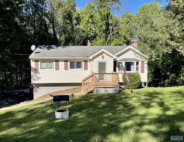 1st image of 8 Grove Dr
