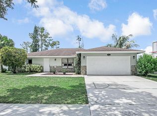 100 Greenwood Ct, Royal Palm Beach, FL 33411