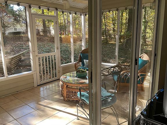 4th image of 3058 Ridgeview Dr