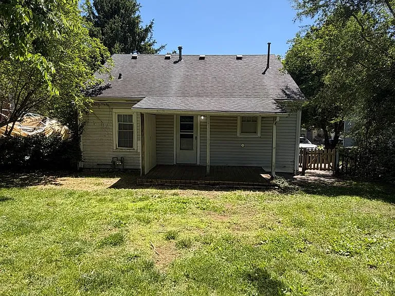 208 Linwood Dr — Photo 14