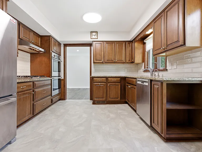2056 Laurel Hill Dr — Photo 11