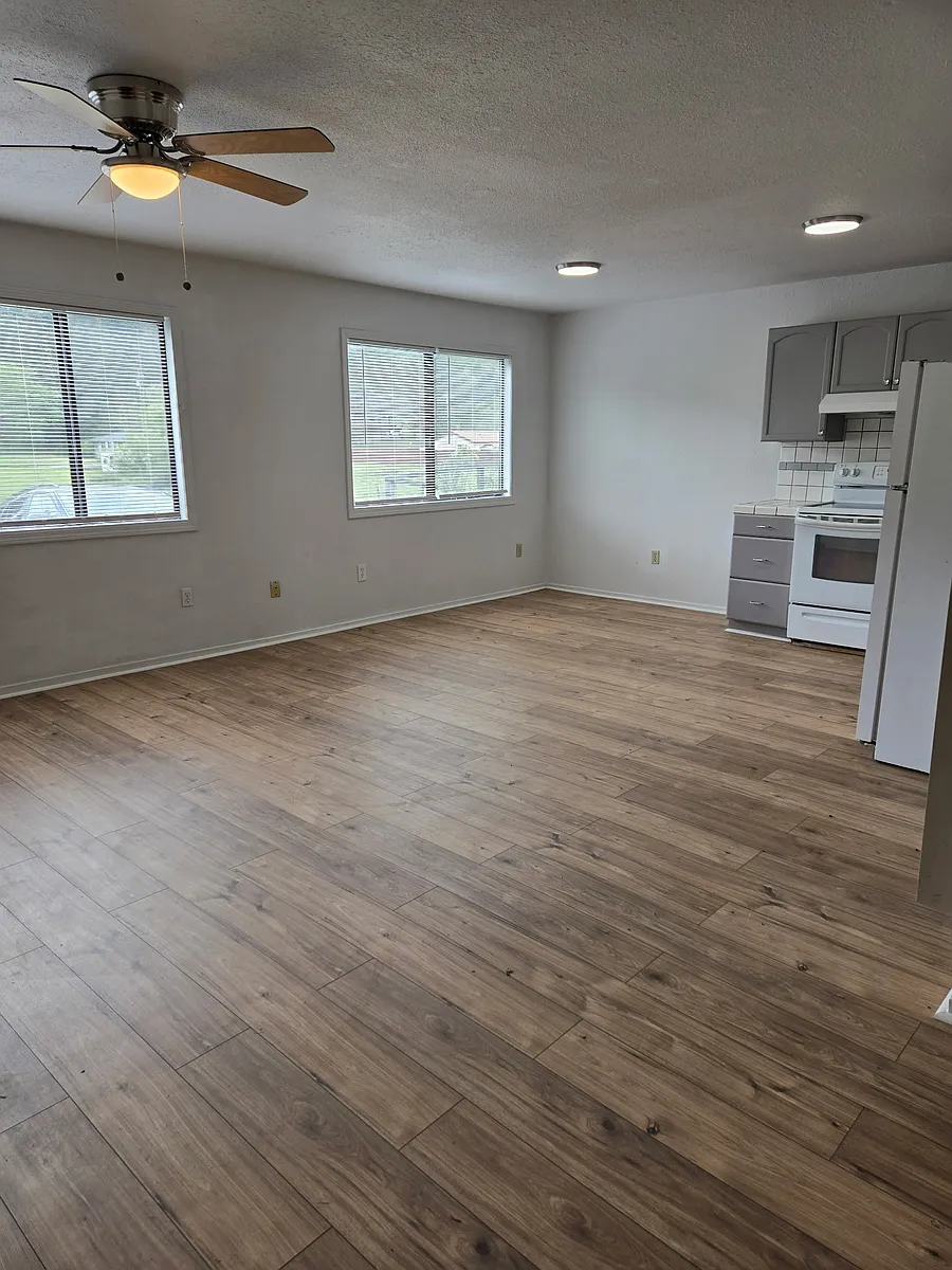 Building Photo - 2-25531 Madrone Way #3