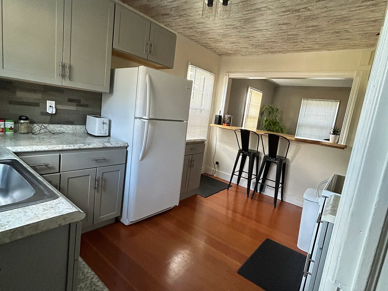 3 bed, 1051 sqft, $2,000 — Photo 4