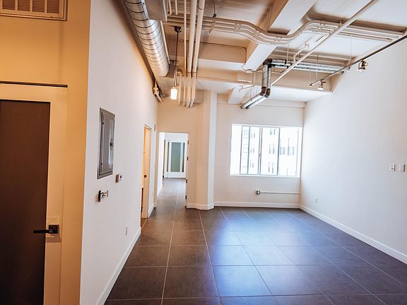 4th image of 939 S Broadway #1041