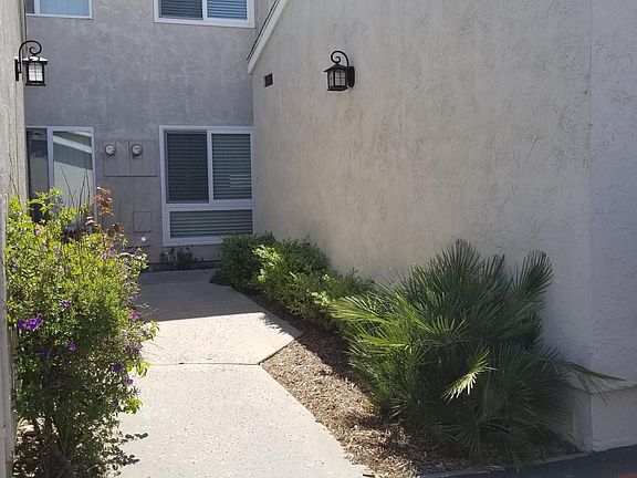 entryway
Landscape is maintained by the HOA