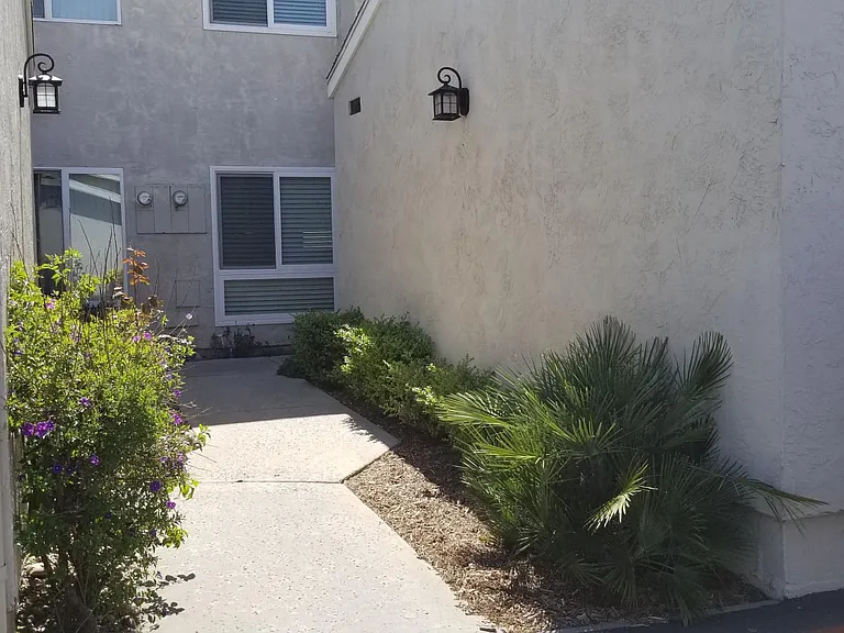 entryway
Landscape is maintained by the HOA