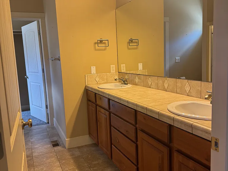 894 E Shadow Creek Ln — Photo 13