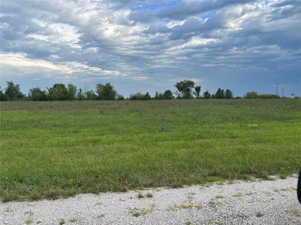 2 Yager Dr, Monroe City, MO 63456