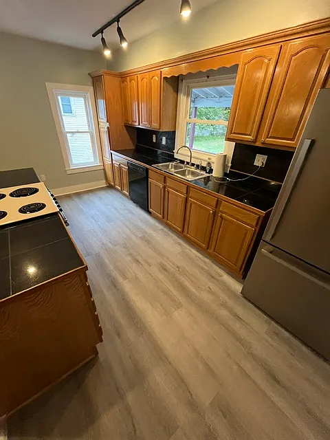 3 bed, 900 sqft, $1,500 — Photo 2