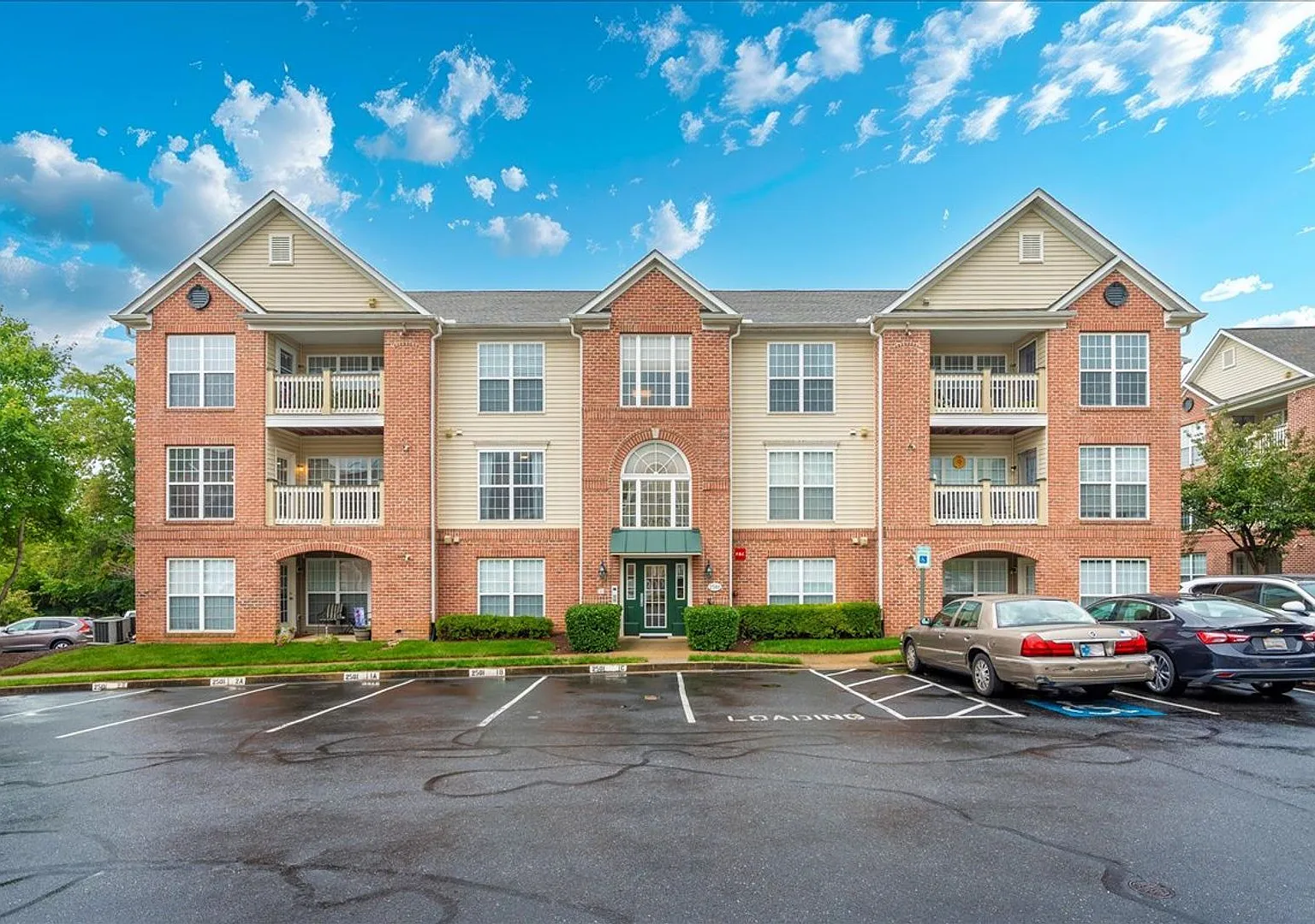 Excellent Elevator Condo for Lease — Photo 1