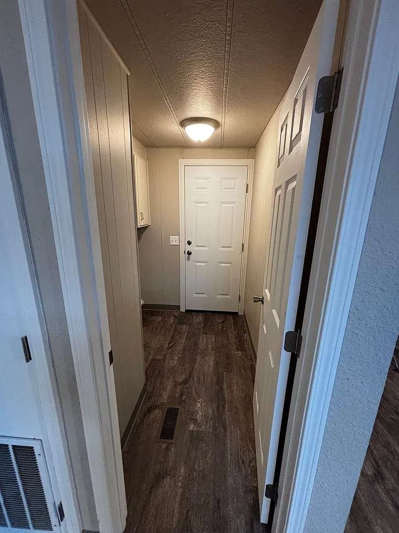 2bed 2bath Remodeled Unit in Kent — Photo 3