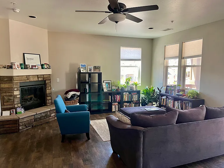 900 E Sterling Ln — Photo 4