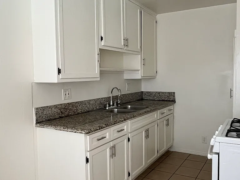 516 E Cedar Ave — Photo 6