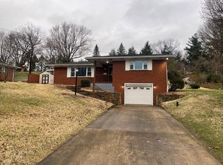 30 Meadow Ln, Uniontown, PA