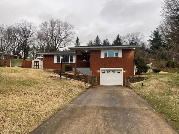 30 Meadow Ln, Uniontown, PA 15401