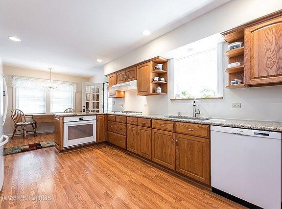 4th image of 8118 Lowell Ave