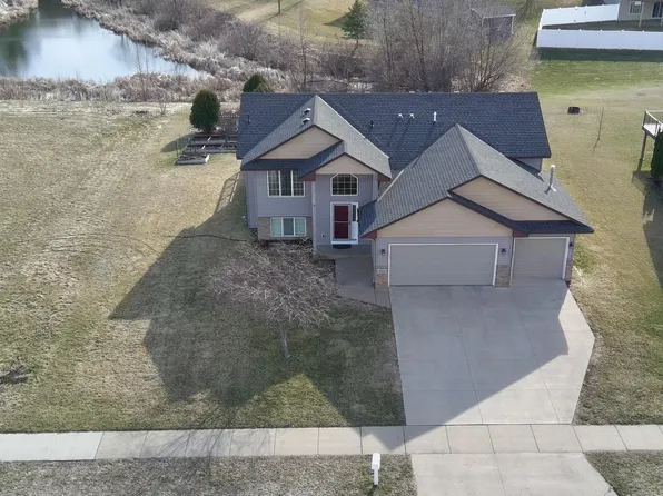929 Farmers Ridge Trl, Belle Plaine, MN 56011