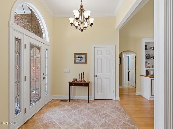 4th image of 2816 St James Drive SE