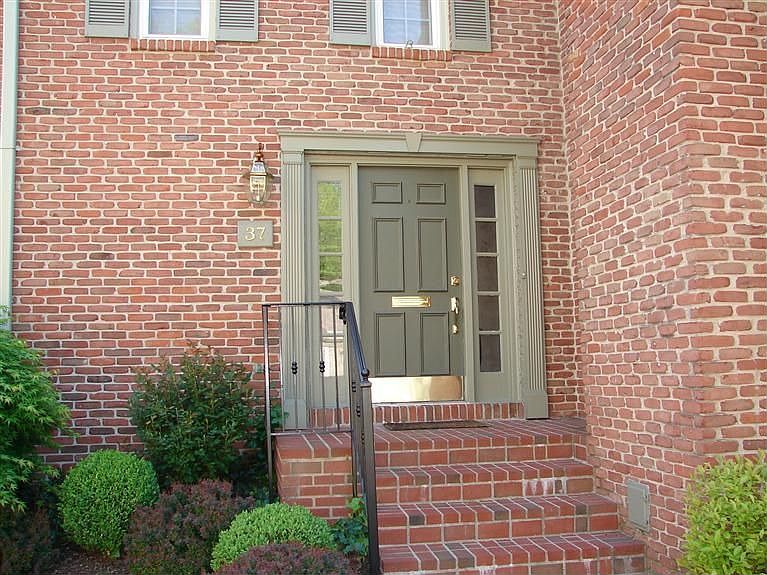 1st image of 37 Nicholson Ct