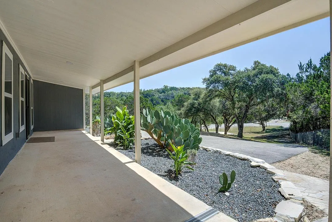 3 bed, 2.5 bath, 2127 sqft, $2,500 — Photo 2