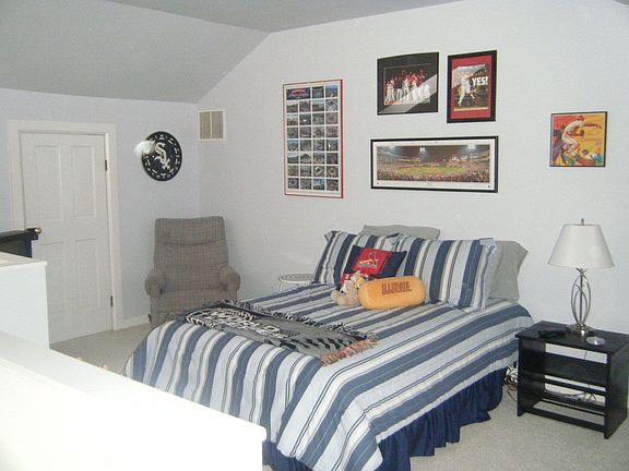 Loft-style 2nd bedroom with walk in closet & skylight