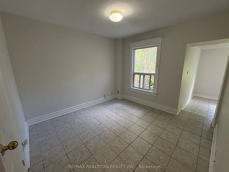 218 Keele St — Photo 4