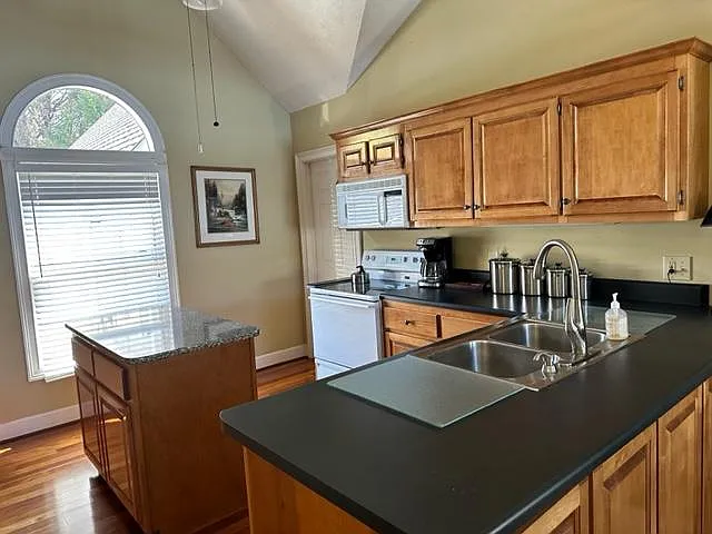 662 Waters Edge Cv — Photo 12