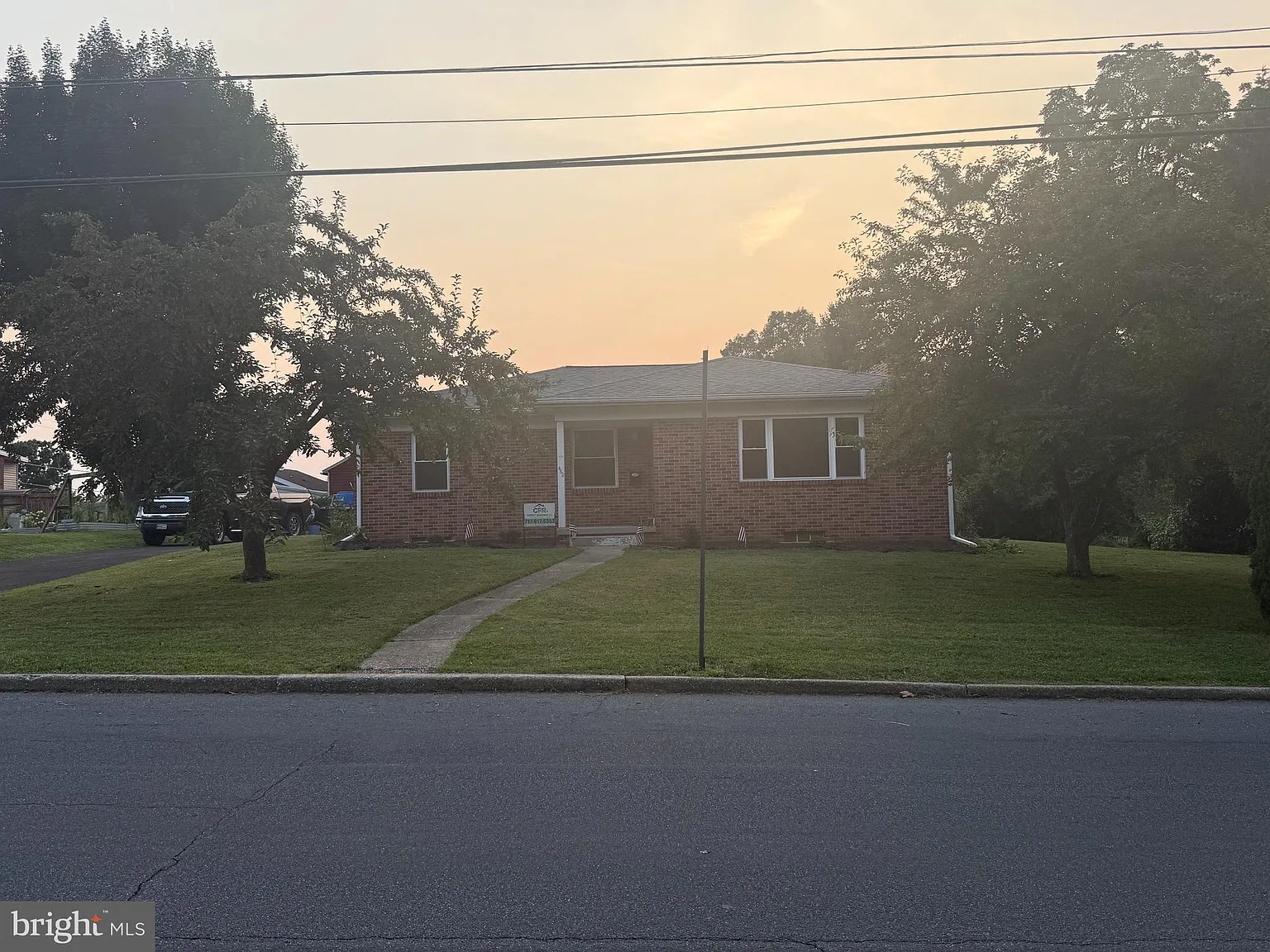 3 bed, 1.0 bath, 1220 sqft, $2,350 — Photo 1