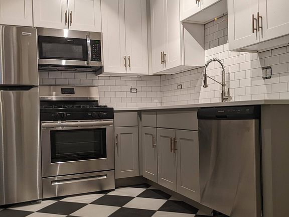 3rd image of 2514 N Sacramento Ave #3