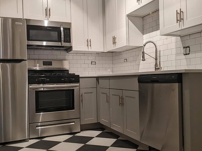 2512 N Sacramento Ave #3 — Photo 2