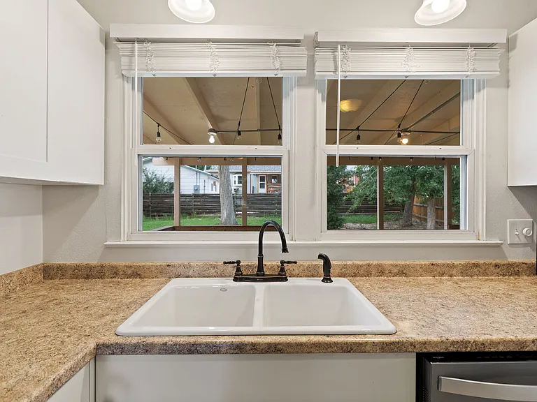2506 Lelaray St — Photo 14