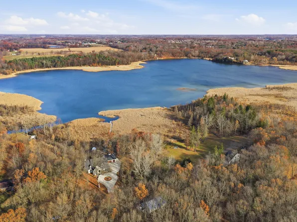 8035 Hidden Shores Dr, Fenton, MI 48430