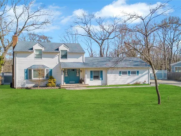 27 Woodhull Road, East Setauket, NY 11733